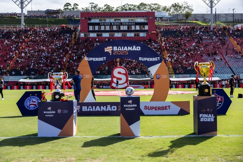 Troféus do Baianão posicionados no Barradão (Foto: Troféu do Campeonato Baiano 2024 (Foto: Letícia Martins/EC Bahia)