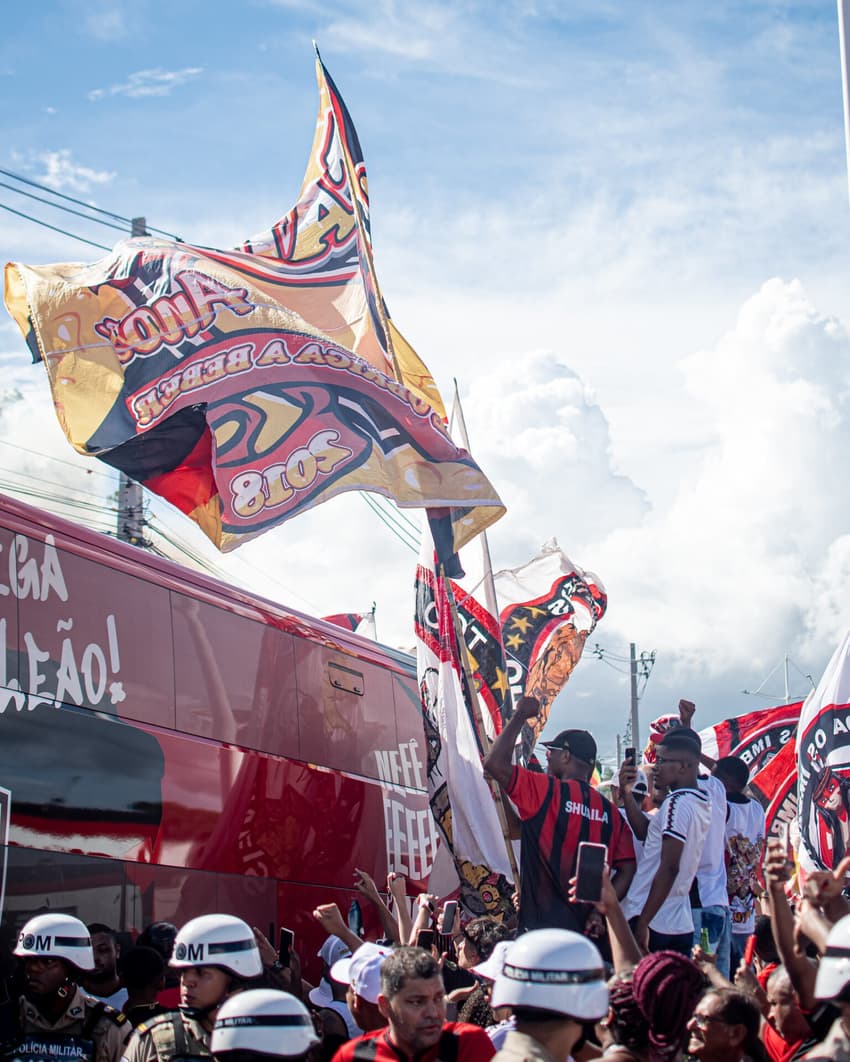Torcida do Vitória faz corredor rubro-negro antes da final do Campeonato Baiano (Foto: Victor Ferreira / EC Vitória)