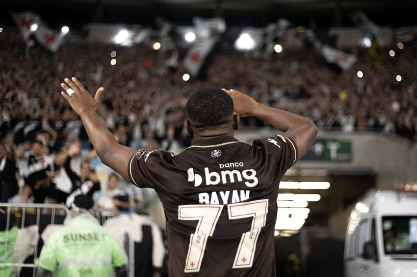 Rayan comemorando com a torcida do Vasco (Foto: Matheus Lima/Vasco)