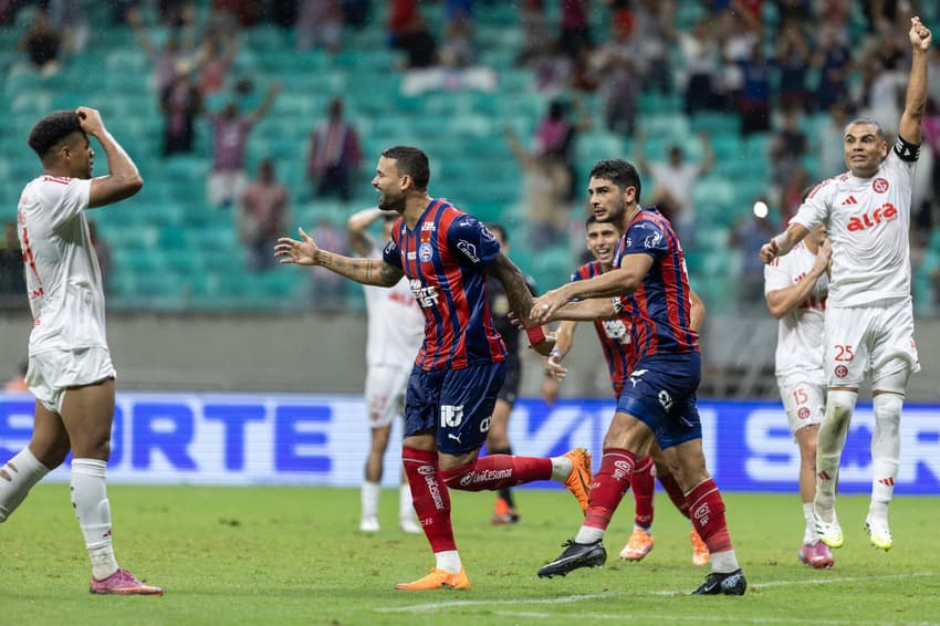Jogadores do Bahia comemoram gol contra o Internacional, na Arena Fonte Nova (Foto: Rafael Rodrigues/EC Bahia)