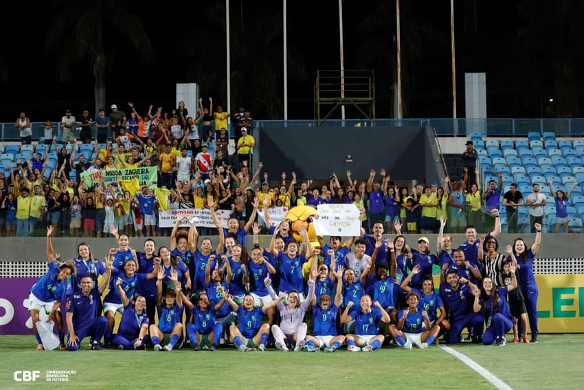 Junto da torcida, Seleção Feminina Sub-20 comemora vitoria de 1 a 0 sobre o México. (Foto: Rafael Ribeiro/CBF)