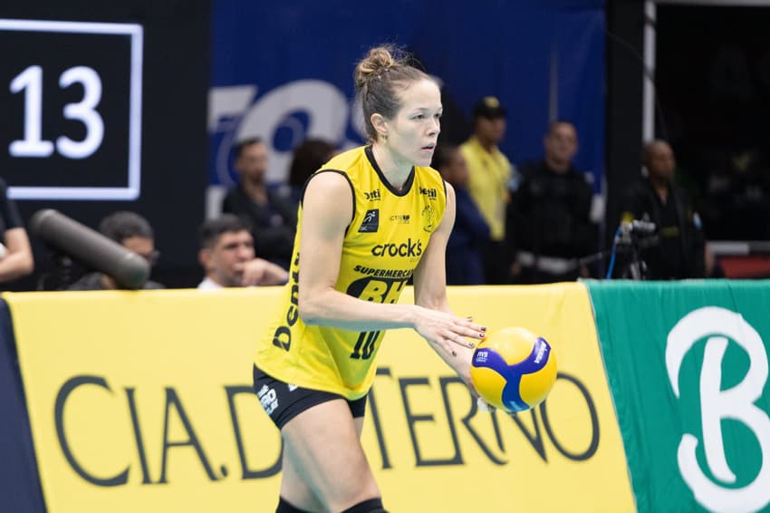 Michelle em ação contra o Flamengo, no primeiro turno da Superliga 25/26 (Foto: Mariana Sá/ Flamengo)