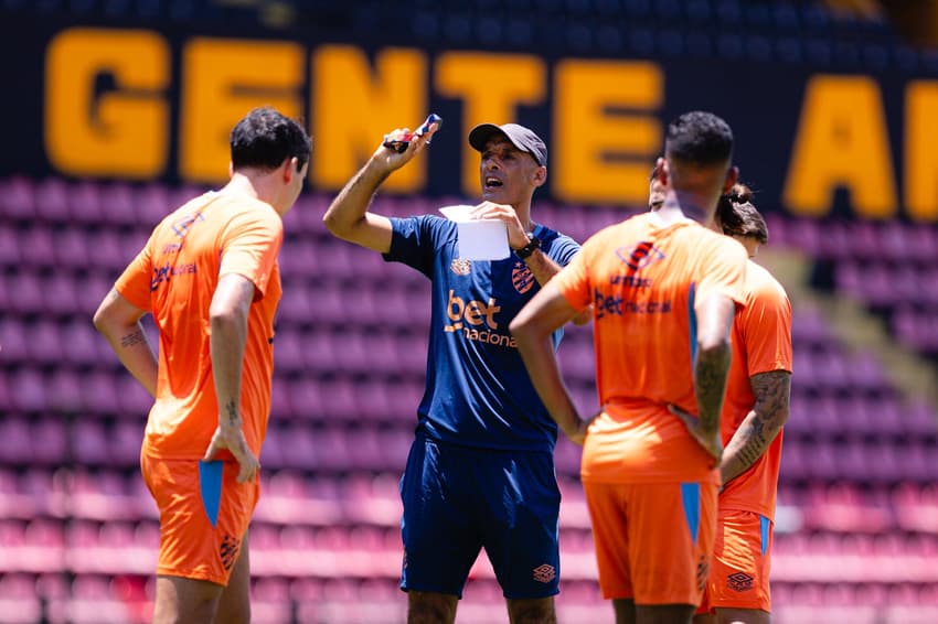 César Lucena comanda treino do Sport (Foto: Paulo Paiva / Sport)