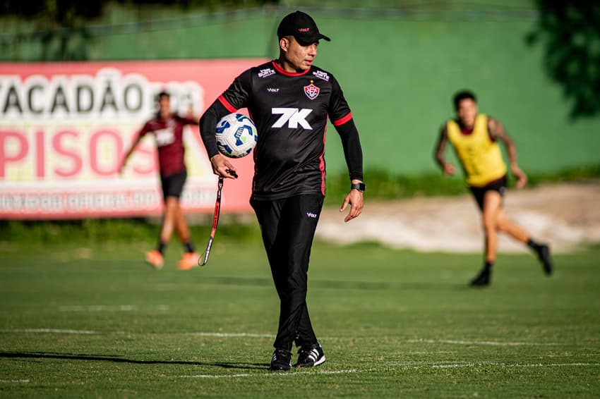 Jair Ventura comanda treino do Vitória (Foto: Victor Ferreira / EC Vitória)