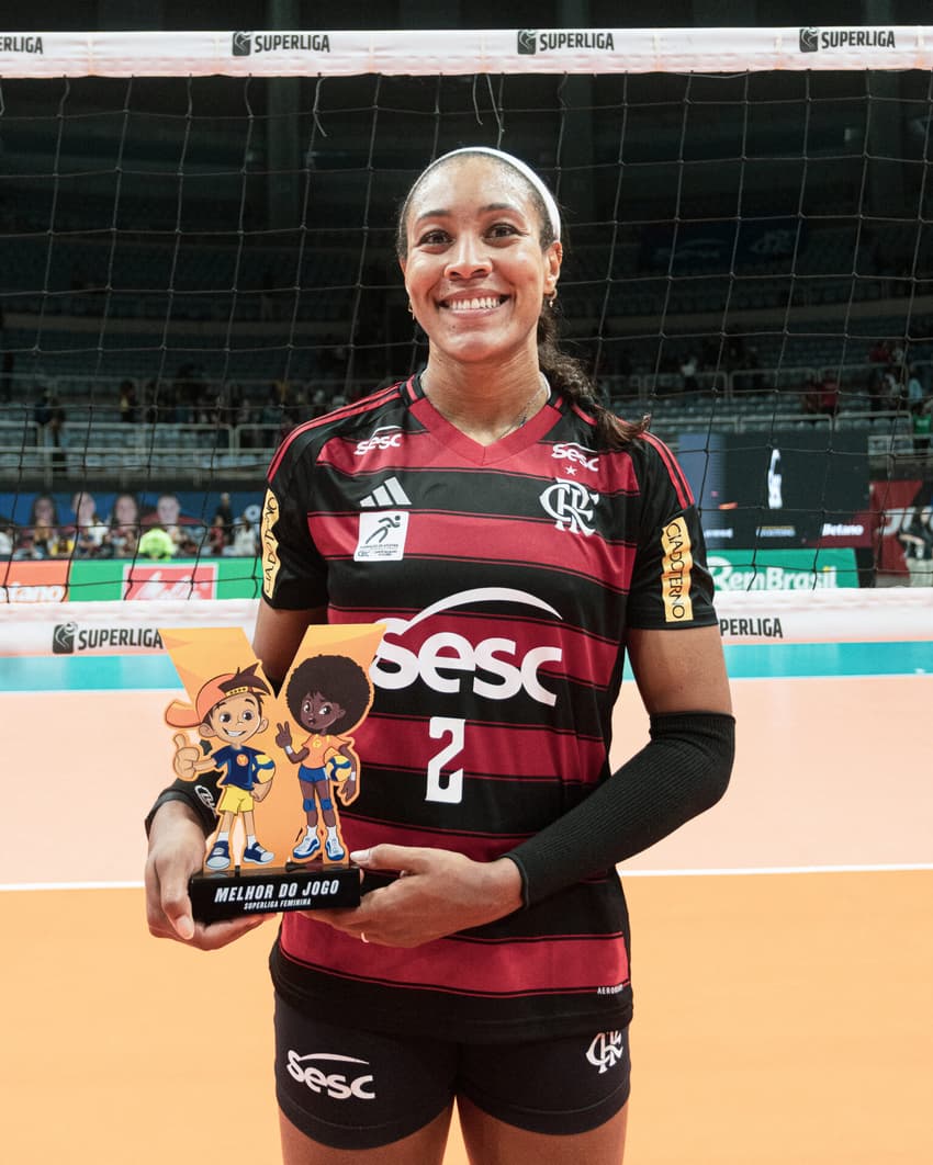 Simone Lee com o troféu de "Melhor do jogo" (Foto: Mariana Sá/ CRF)