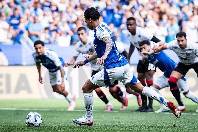 Kaio Jorge bate pênalti para marcar primeiro gol do Cruzeiro contra o Vitória (Foto: Gustavo Aleixo/Cruzeiro)