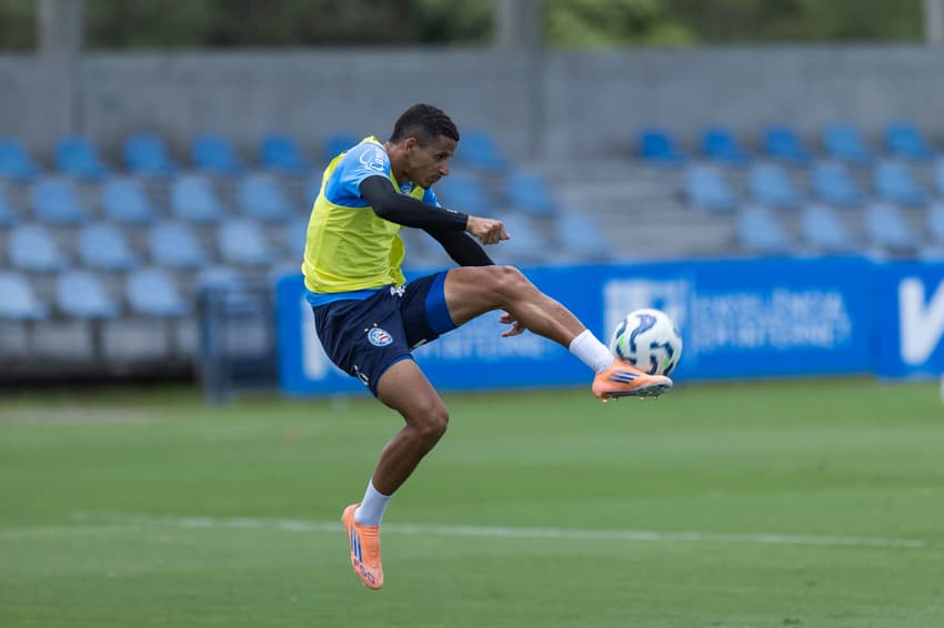 Luciano Juba treina pelo Bahia após convocação.
