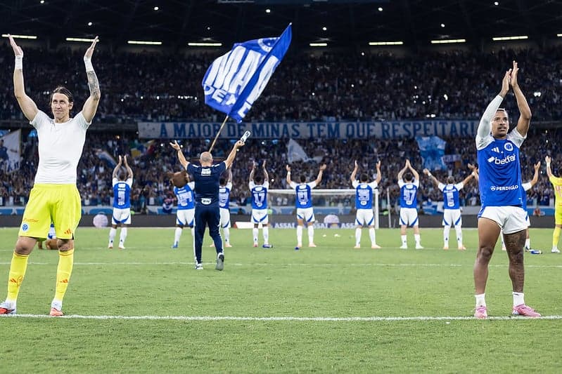Leonardo Jardim e jogadores do Cruzeiro comemoram vitória sobre o Vitória (Foto: Gustavo Aleixo/Cruzeiro)