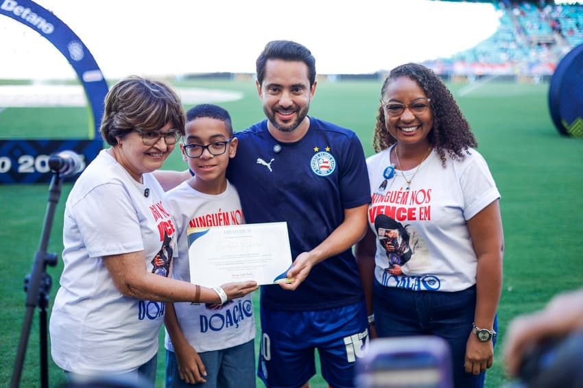 Everton Ribeiro é homenageado pelas Obras Sociais Irmã Dulce (Foto: Rafael Rodrigues/EC Bahia)