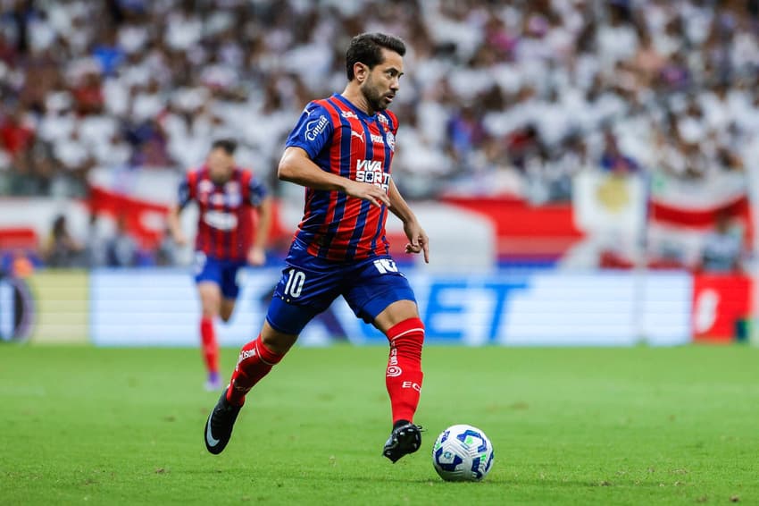 Everton Ribeiro em ação contra o Bragantino (Foto: Rafael Rodrigues / EC Bahia)