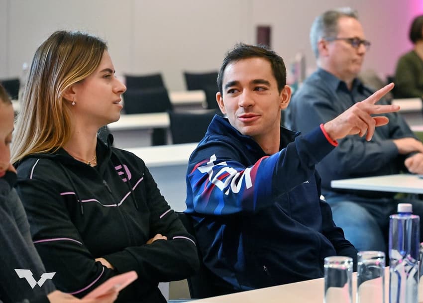 Bruna Takahashi e Hugo Calderano no sorteio das chaves em Frankfurt (Divulgação/WTT)