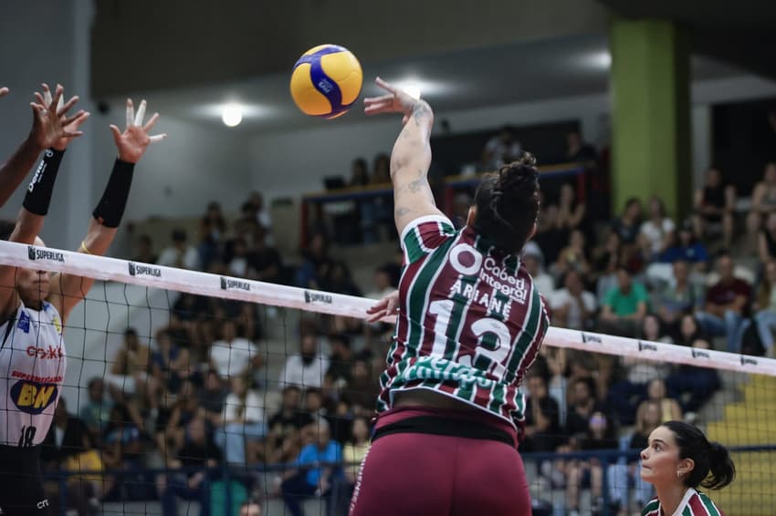 Ariane em ação durante partida de vôlei.