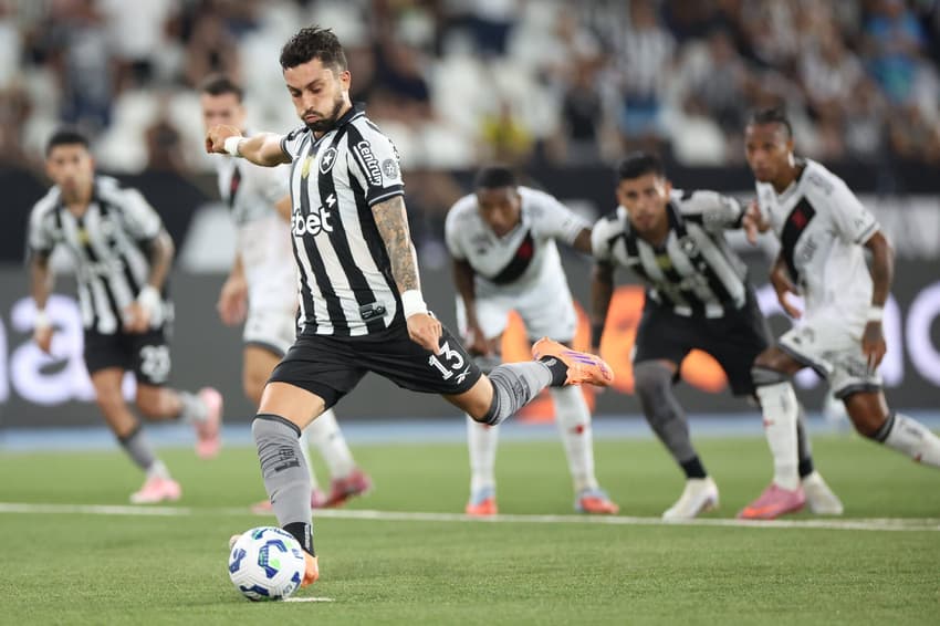 Cobrança de pênalti de Alex Telles, do Botafogo (Foto: Vítor Silva/Botafogo)