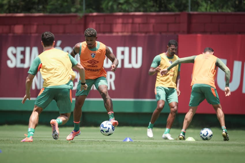 Martinelli aborda John Kennedy em treino do Fluminense (Foto: Lucas Merçon/ Fluminense FC)