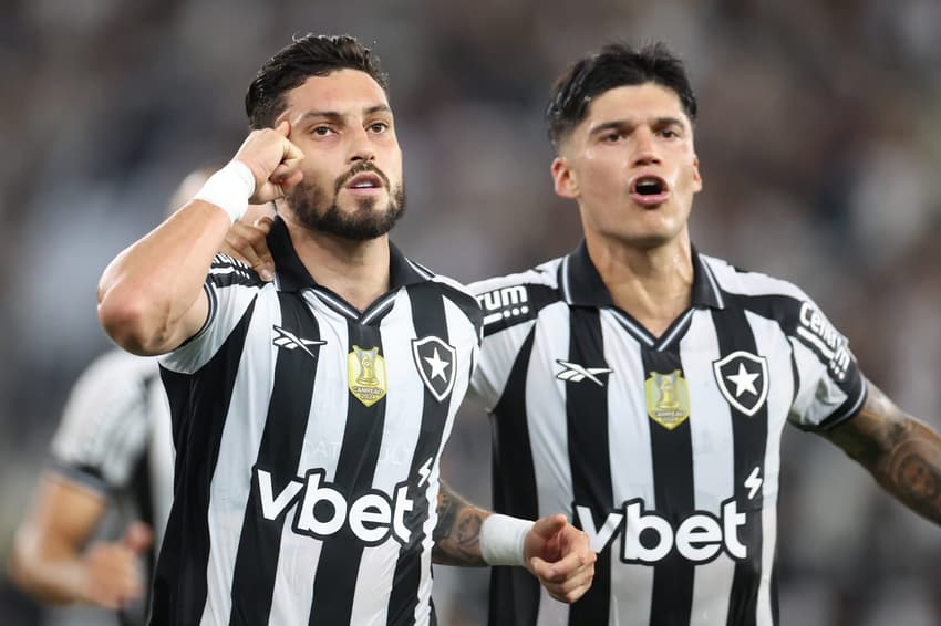 Comemoração de Alex Telles no gol do Botafogo contra o Vasco (Foto: Vítor Silva/Botafogo)