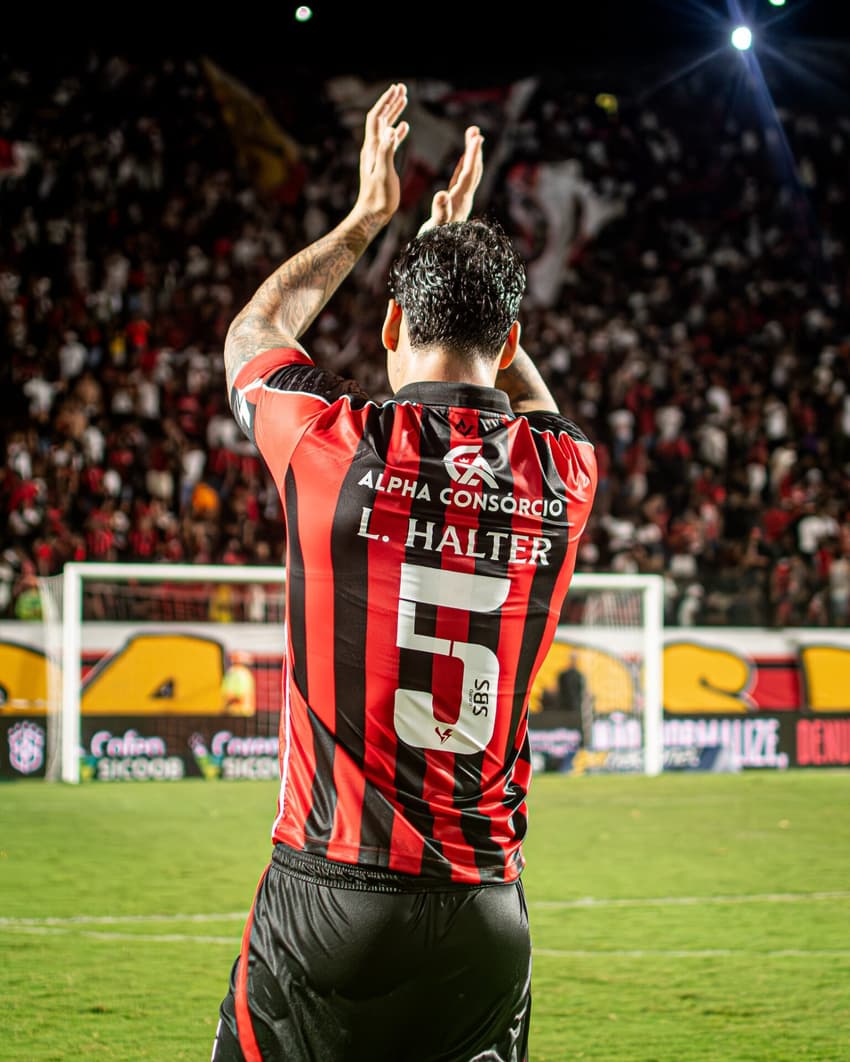 Lucas Halter comemora com a torcida depois da vitória contra o Internacional (Foto: Victor Ferreira / EC Vitória)