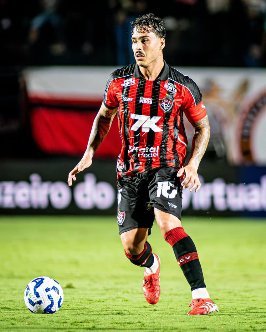 Lucas Halter em ação contra o Internacional, no Barradão (Foto: Victor Ferreira / EC Vitória)