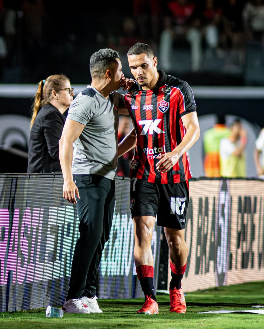 Jair Ventura conversa com Neris no Barradão (Foto: Victor Ferreira / EC Vitória)