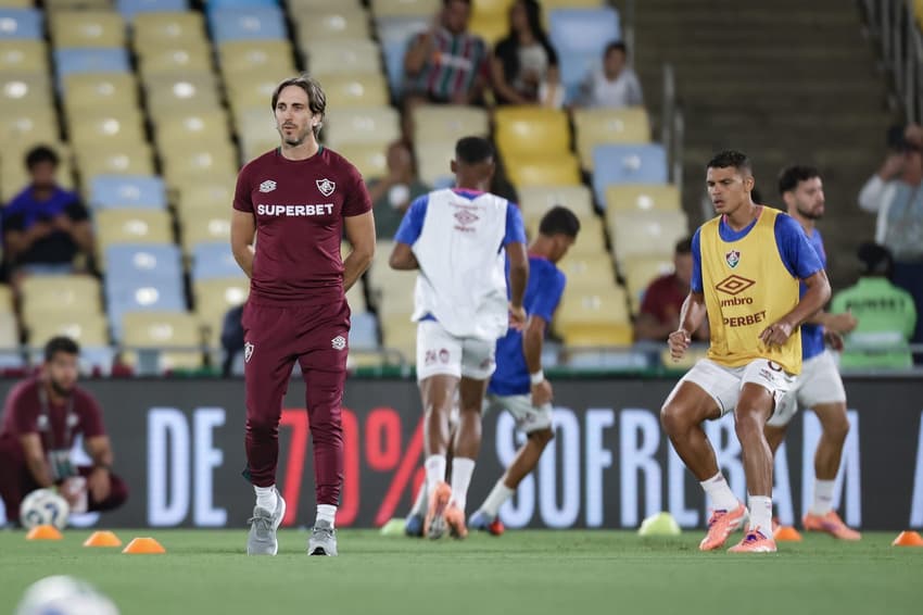 Zubeldía no aquecimento dos jogador do Fluminense (Foto: MARCELO GONÇALVES / FLUMINENSE F.C)