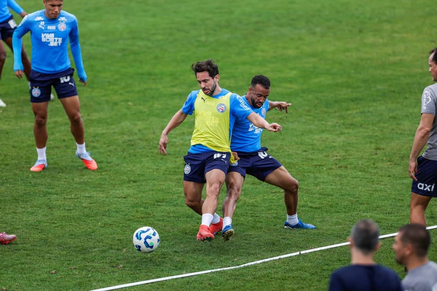 Everton Ribeiro e Caio Alexandre em treino do Bahia (Foto: Rafael Rodrigues / EC Bahia)