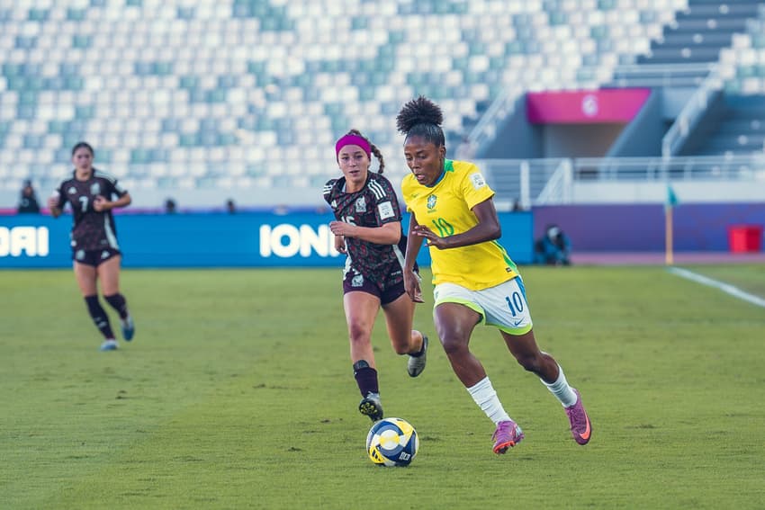 Kaylane domina a bola em Brasil x México, pela Copa do Brasil Feminina sub-17. (Foto: Fabio Souza / CBF)