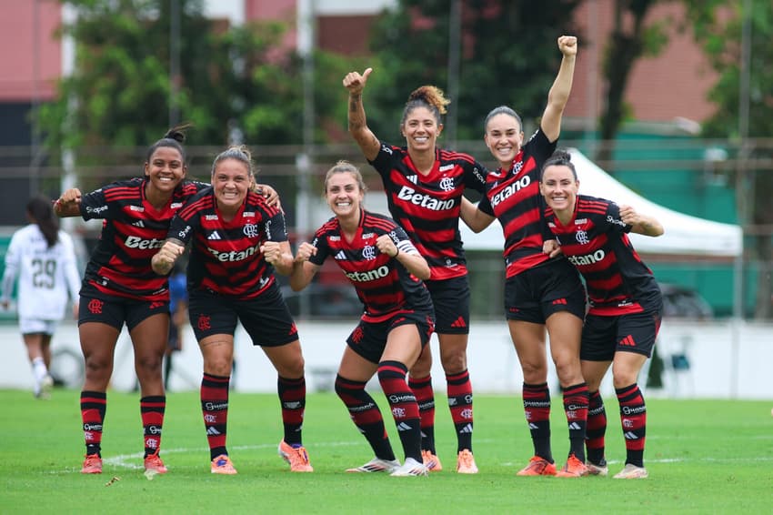 Jogadoras do Flamengo comemoram classificação para a final do Carioca Feminino após vitória diante do Vasco. (Mariana Sá/Flamengo)