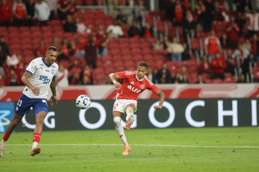 Vitinho chuta para marcar o segundo gol do Internacional