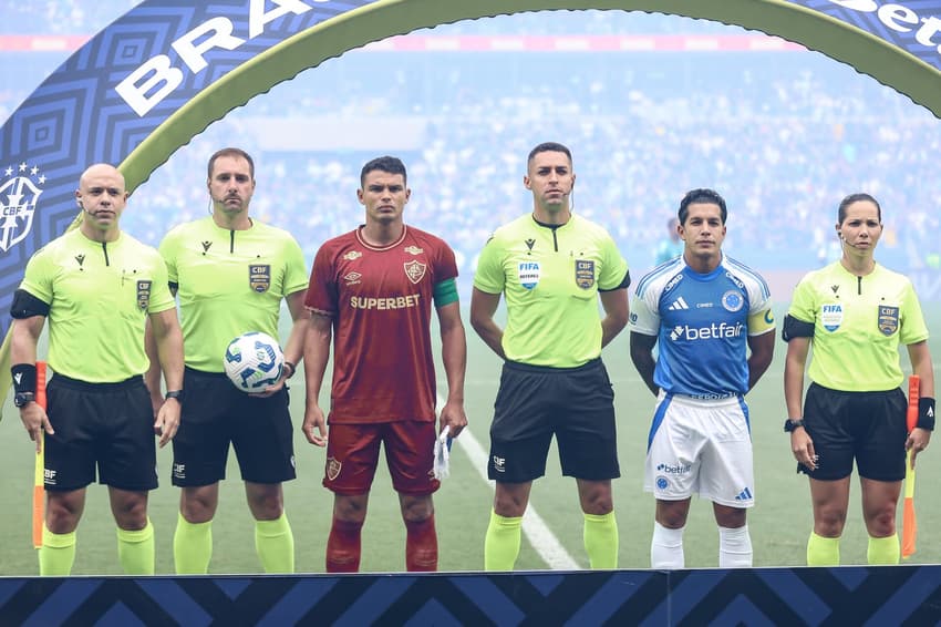 Jogadores perfilados antes de Cruzeiro x Fluminense (Foto: Lucas Merçon/Flumiense)