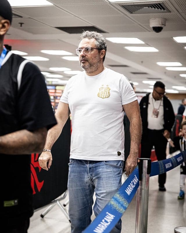 Alexandre Mattos acompanha a delegação do Santos no duelo contra o Flamengo. (Foto:  Raul Baretta/ Santos FC)