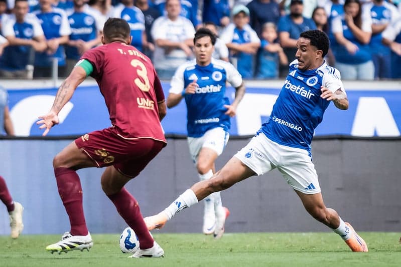 Meia Christian, do Cruzeiro, em jogo contra o Fluminense, no Mineirão (Foto: Gustavo Aleixo/Cruzeiro)