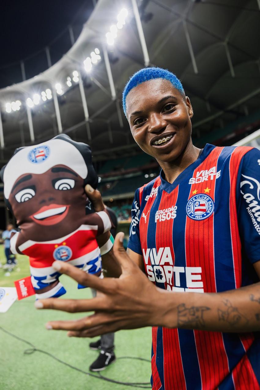 Rhaizza comemora conquista do título baiano com a camisa do Bahia (Foto: Letícia Martins/EC Bahia)