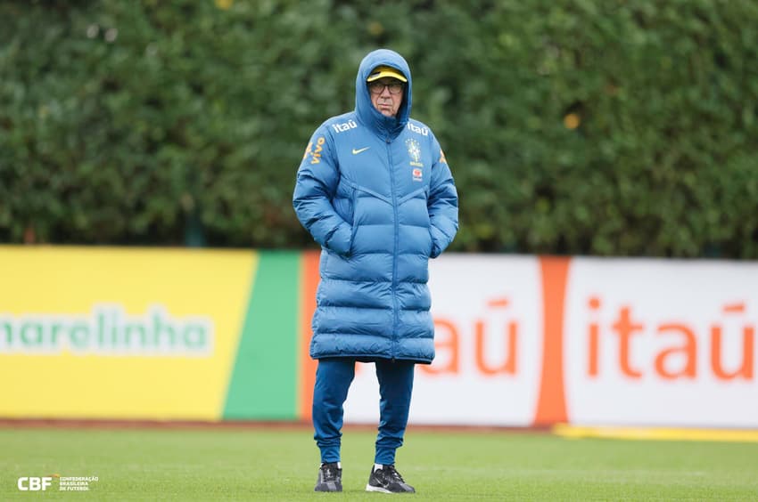 Carlo Ancelotti comanda treino da Seleção em Londres (Foto: Rafael Ribeiro / CBF)