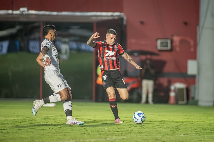 Renato Kayzer no segundo tempo de Vitória x Botafgo (Foto: Renzo López lamenta chance perdida contra o Botafogo (Foto: Fillipe Alves/Agência F8/Gazeta Press)