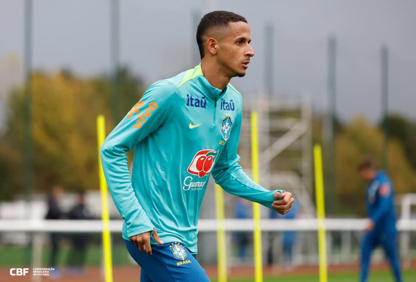 Juba em treino da Seleção em Londres (Foto: Rafael Ribeiro / CBF)