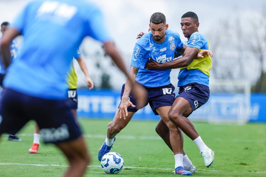 Willian José e Kanu em treino no CT do Bahia durante a Data Fifa (Foto: Rafael Rodrigues / EC Bahia)