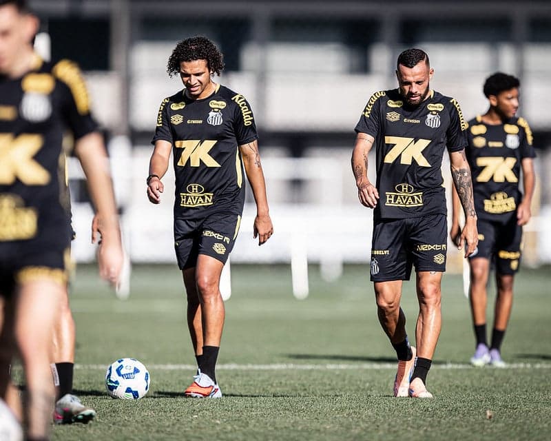Willian Arão durante treino no CT Rei Pelé ao lado de Guilherme. (Foto: Raul Baretta/ Santos FC)