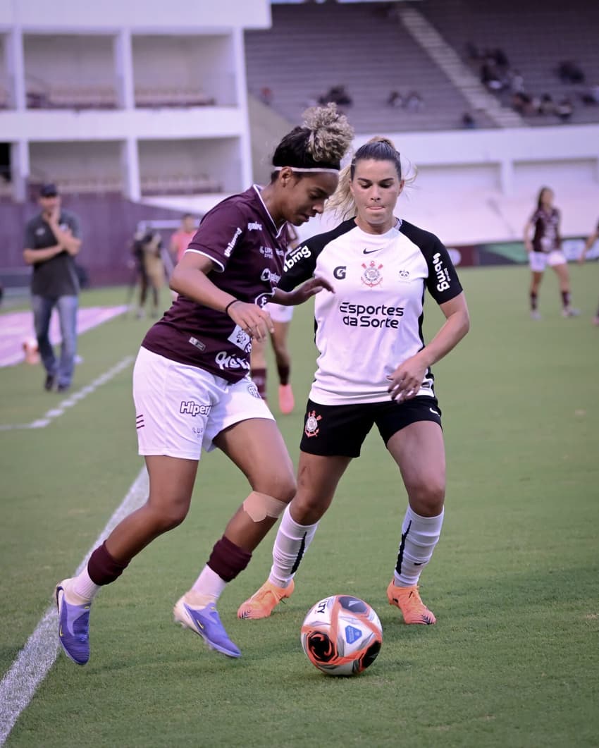 Dudinha, da Ferroviária, e Tamires, do Corinthians, disputam bola no Paulistão Feminino. (Foto: Rafael Zocco/Ferroviária)
