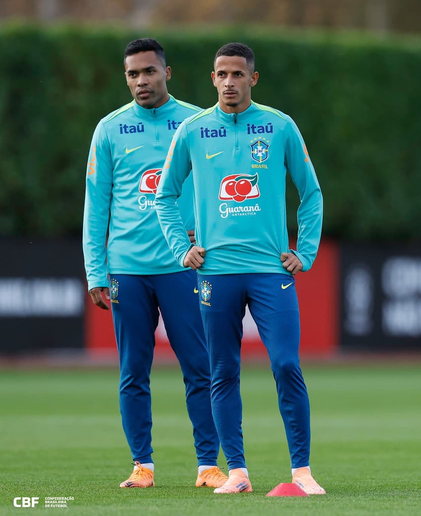 Alex Sandro e Luciano Juba, dois postulantes à lateral esquerda da Seleção (Foto: Rafael Ribeiro / CBF)
