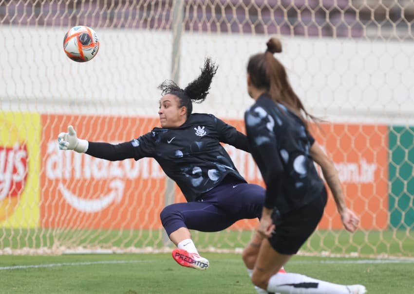 Lelê no aquecimento antes da partida entre Corinthians e Ferroviária, pela primeira fase do Paulistão Feminino. (Foto: Celio Messias/Ag.Paulistão)