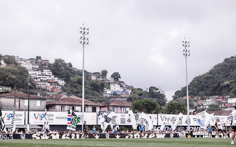 Torcida do Santos apoia o time no CT Rei Pelé. (Foto: Raul Baretta/ Santos FC)