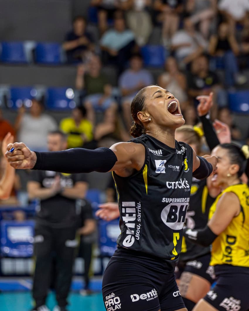 Adenízia disputa sua terceira temporada pelo Praia clube (Foto: Divulgação/ Praia Clube)