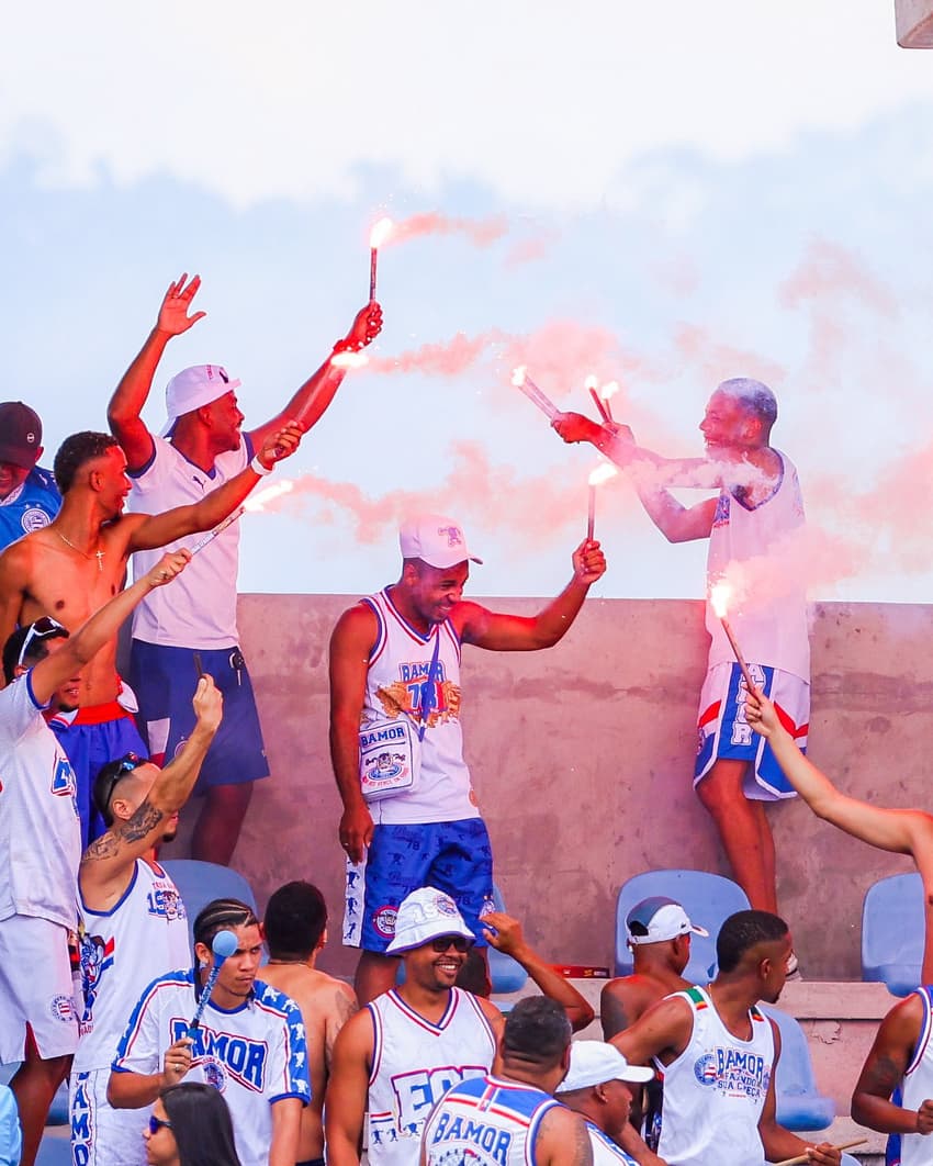 Torcedores do Bahia acendem sinalizadores durante jogo-treino (Foto: Letícia Martins / EC Bahia)