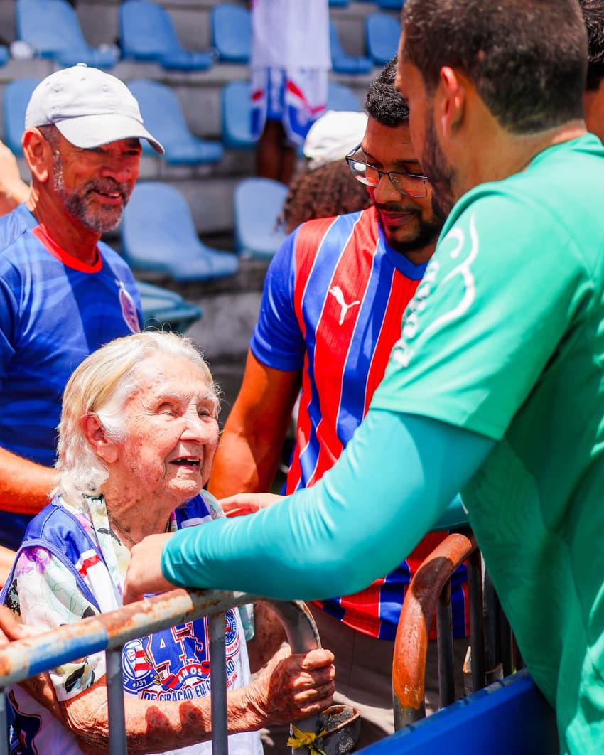Torcedora idosa do Bahia recebe carinho do goleiro Ronaldo (Foto: Letícia Martins / EC Bahia)