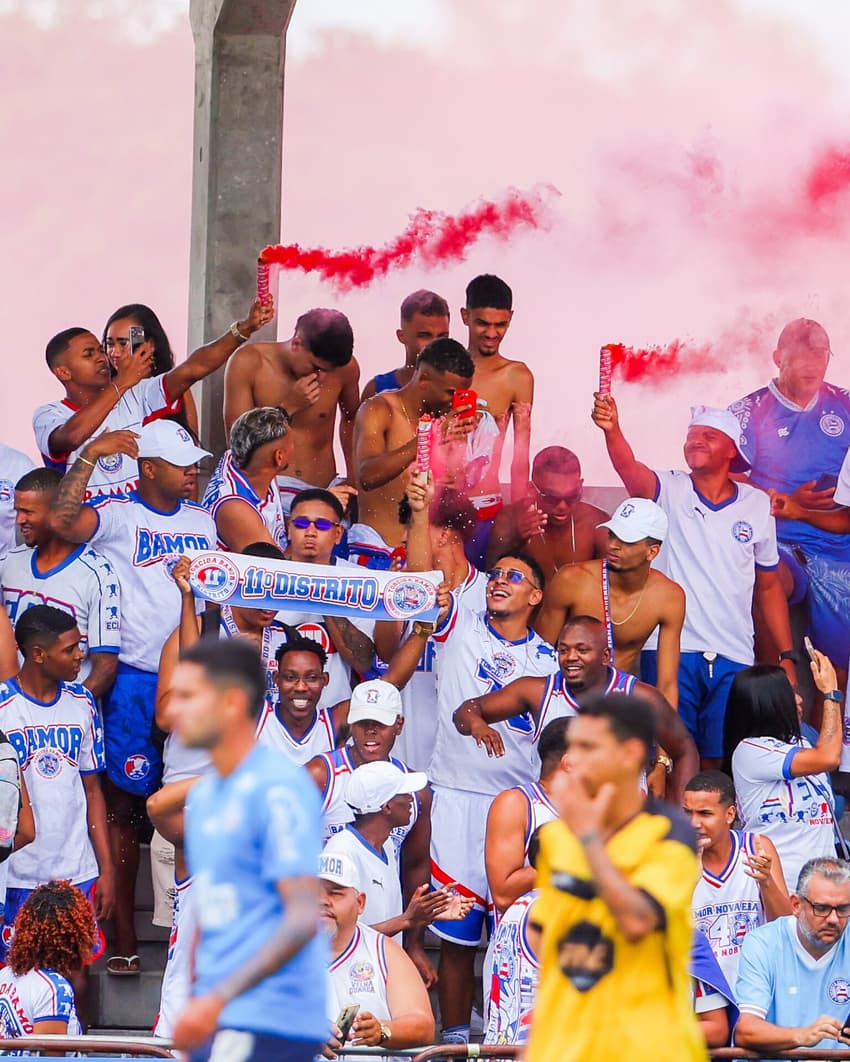 Torcedores do Bahia fazem a festa no CT Evaristo de Macedo (Foto: Letícia Martins/EC Bahia)