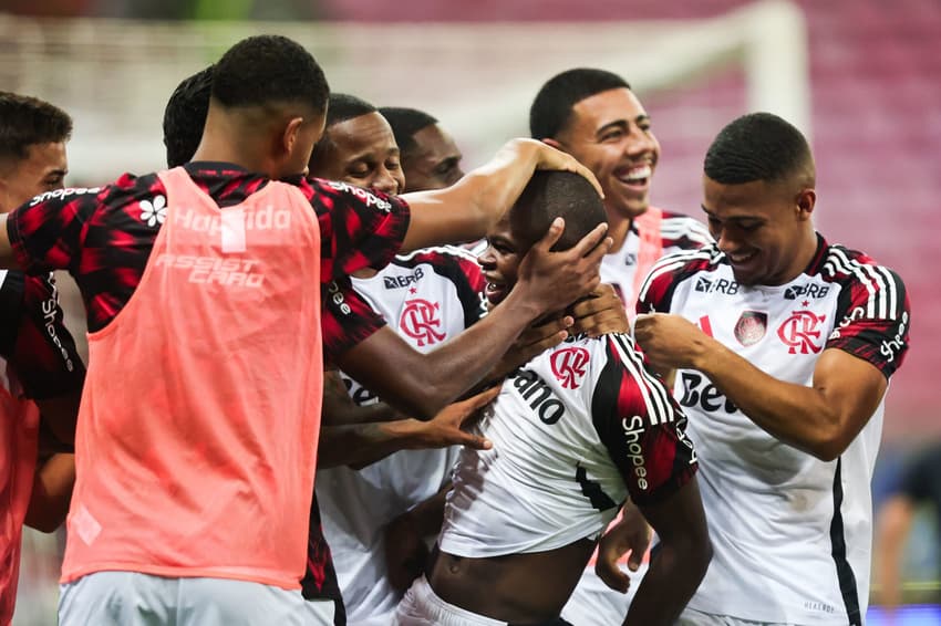 Douglas Telles comemorando primeiro gol pelo Flamengo (Foto: Gilvan de Souza/Flamengo)
