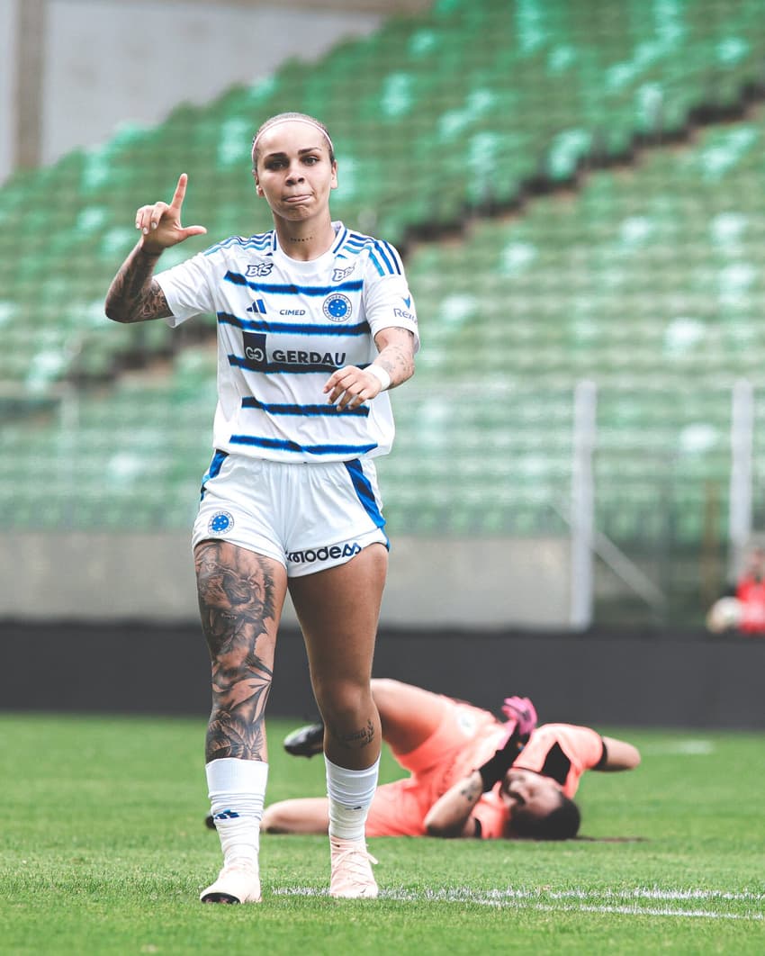 Letícia marca dois gols do Cruzeiro contra o América-MG. (Foto: Gustavo Martins/ Cruzeiro)