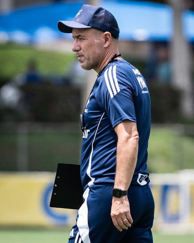 Técnico Leonardo Jardim, do Cruzeiro, em treino na Toca da Raposa (Foto: Gustavo Aleixo/Cruzeiro)