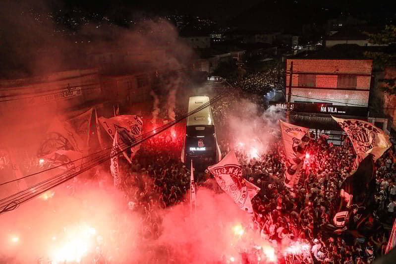 Torcida do Santos prepara recepção ao ônibus do time na chegada da Vila Belmiro. (Foto: Reinaldo Campos/ Santos FC)