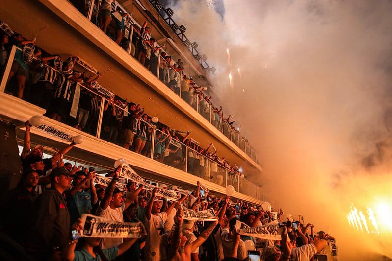 Torcida santista prepara nova recepção ao ônibus do time na chegada da Vila Belmiro no duelo contra o Mirassol. (Foto: Reinaldo Campos/ Santos FC)
