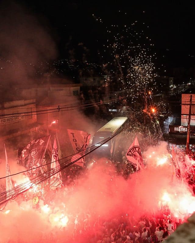 Torcida do Santos recepcionou o ônibus do time nos arredores da Vila Belmiro. (Foto: Reinaldo Campos/ Santos FC)